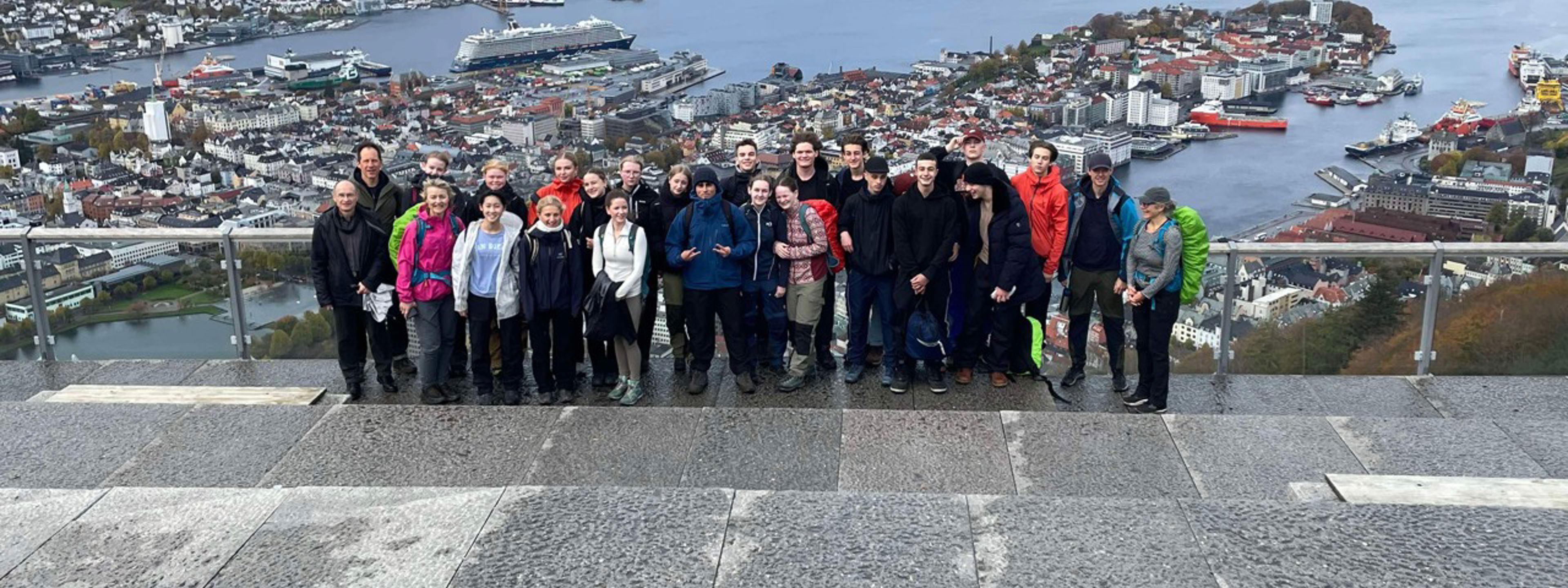 Elevar frå tyskland og Bergen katedralskole på Fløyen