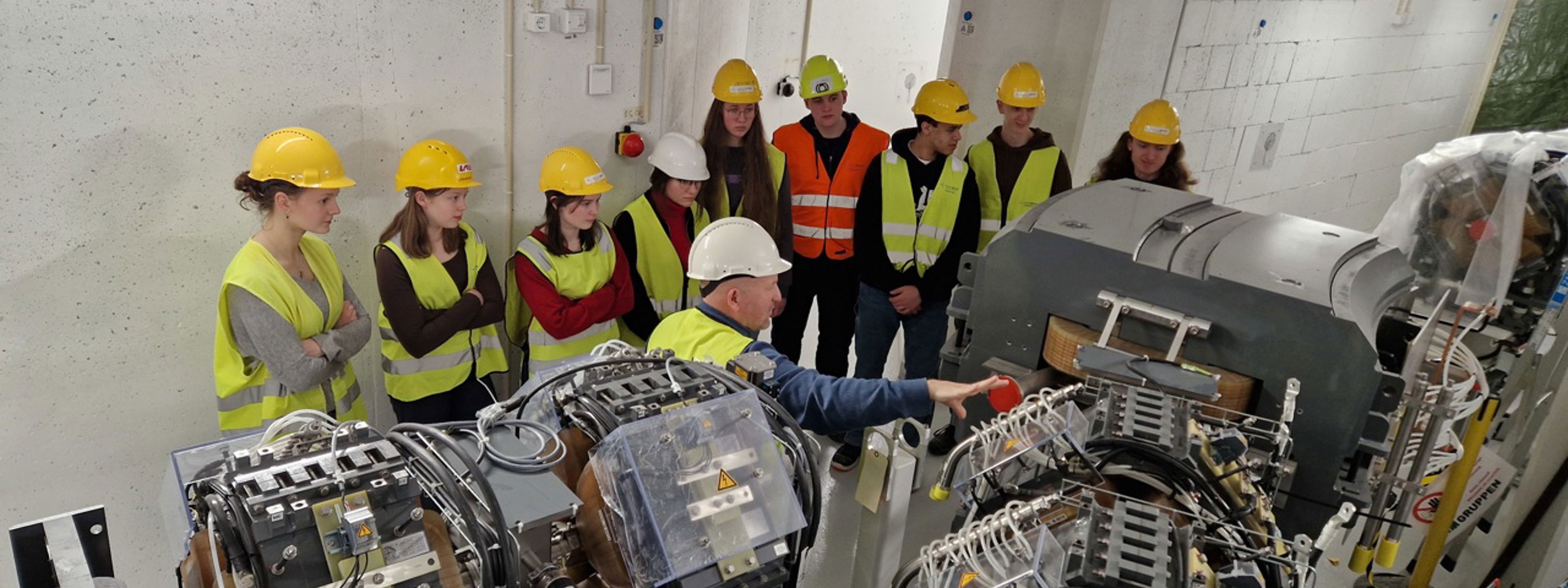  Fysikk 2-elevar ein omvising på protonsenteret